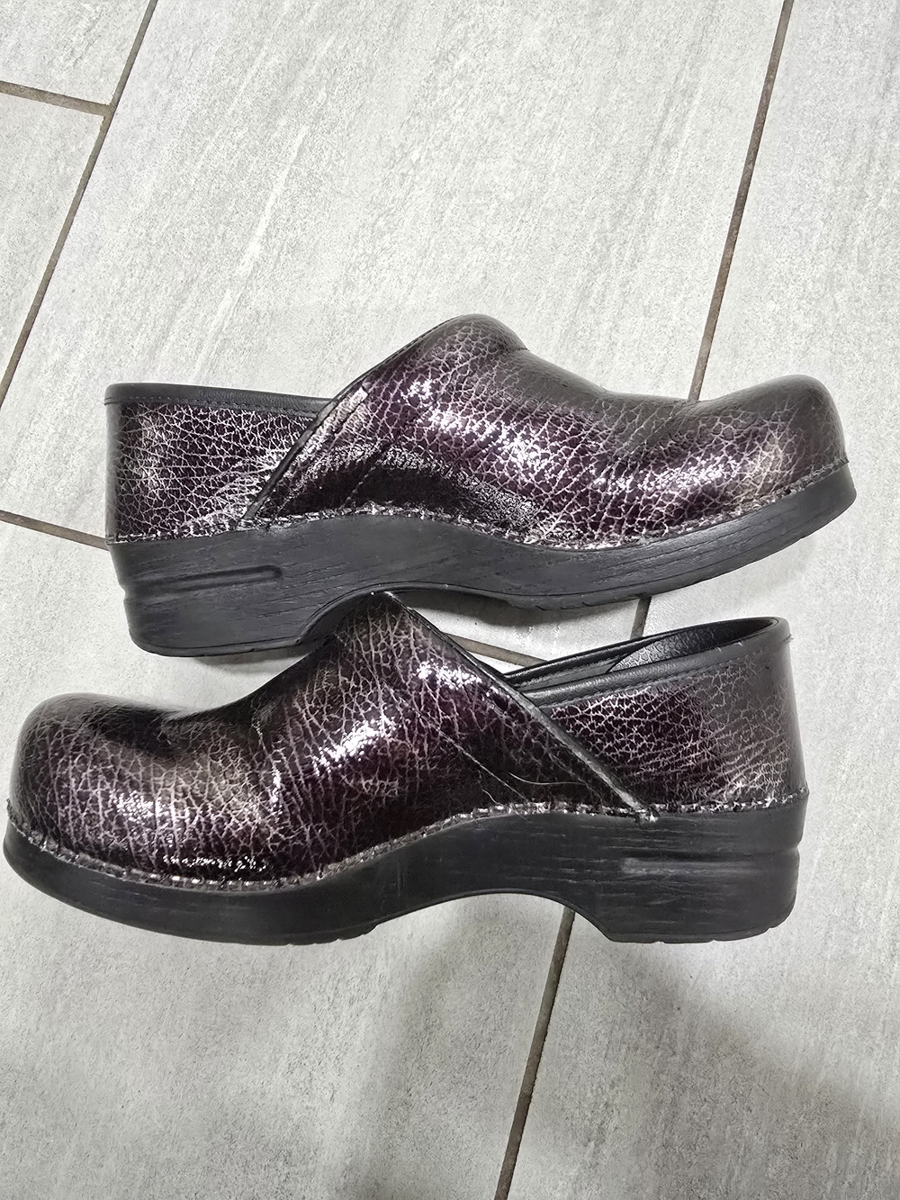Dansko Professional Black Patent Crackle Clogs Women’s EU 41 Nurse Shoes